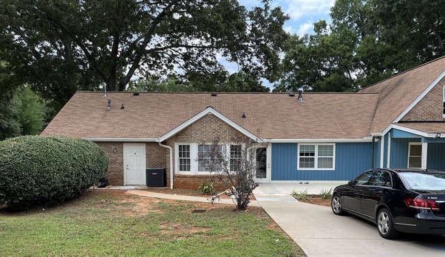 Nice house five minutes from downtown Roswell