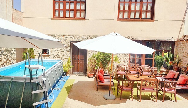 Nice house for 8-10 people at 50 Km from Madrid.