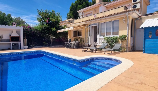 Nice house for 8 people with private pool, wifi and 400m from the sea.