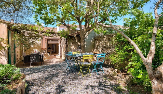 Nice house with shady garden for 11