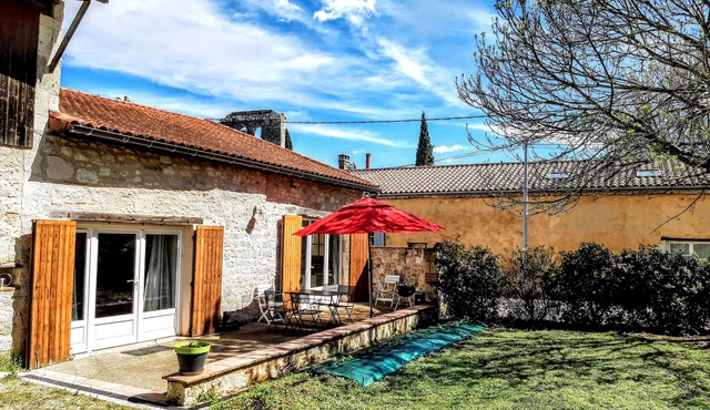 Nice house in Lot-et-Garonne with a terrace, swimming pool, and optional SPA.