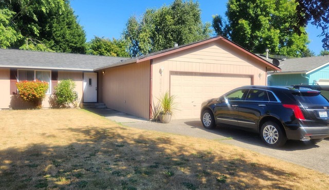 NIce house in quiet residential neighborhood 2 blocks from the Park.
