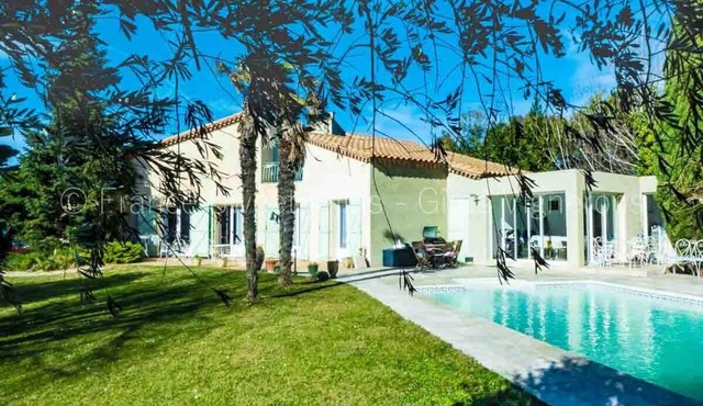 Nice house with large pool air conditionning in a quiet village with canal