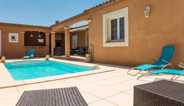 Nice house with private pool in charming village crossed by the canal