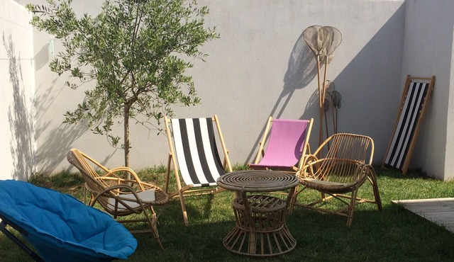 Nice house with garage and enclosed garden in the center of Loix for 4 people