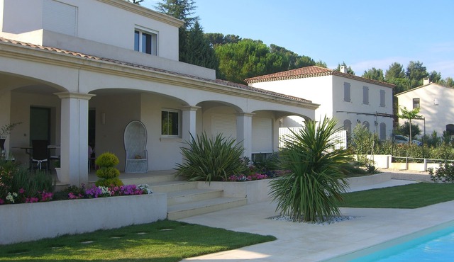 Nice house with pool in quiet village - near Aix en Provence