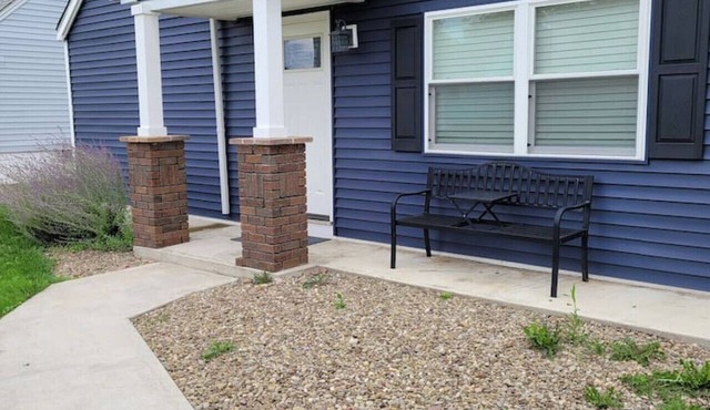 Nice house with private parking, king bed fenced yard