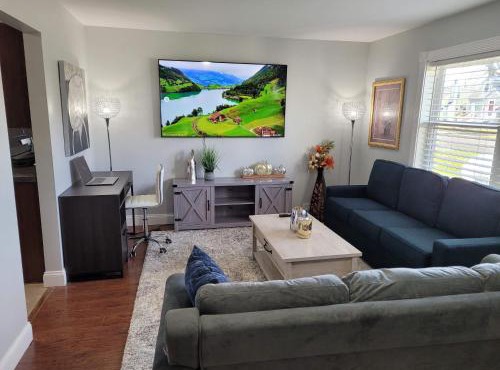 Nice house with private parking, king bed fenced yard