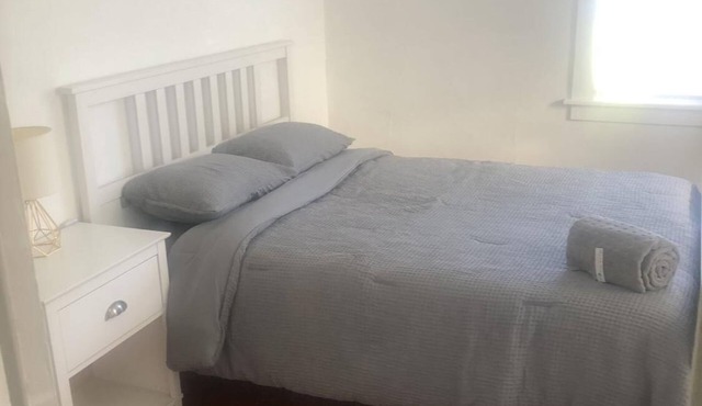 Nice house with WiFi in charming Oakland