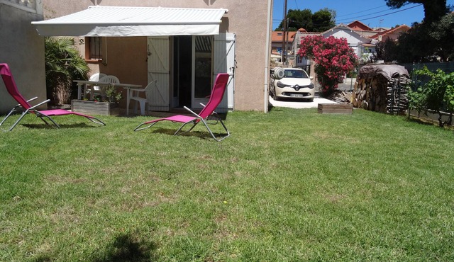 Nice independent studio on the ground floor of a villa in L'estaque Mourepiane.