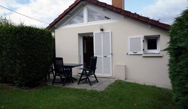 Nice little detached house on private plot, Private paved terrace