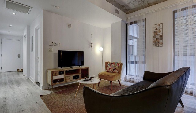 Nice loft in Montreal's Old Port, blending historic charm with modern comfort in a prime location.