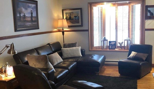 Nice luxirious interious, quiet neighbourhood , Nice backyard set up