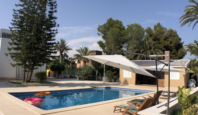Nice modern villa, with six bedrooms and five bathrooms. With pool and jacuzzi