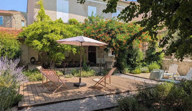 Nice old house with garden in the center of Nyons