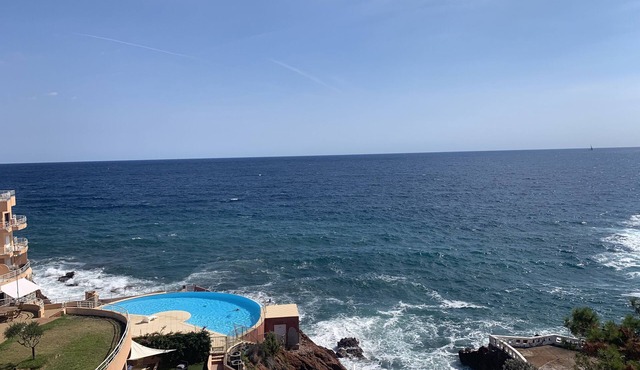 Nice place with sea and swimming pool