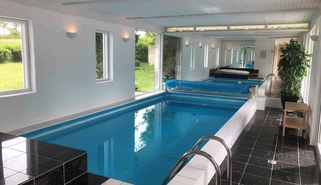 Nice pool house near the beach