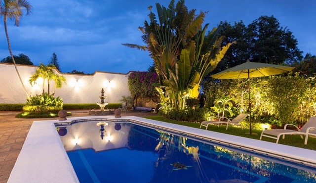 Nice property Colonial-Modern Stlye with a beautiful garden for events.