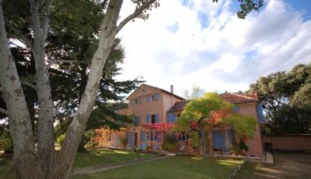 Nice Provencal mansion, 6 rooms,10 persons, private tennis court, swimming pool
