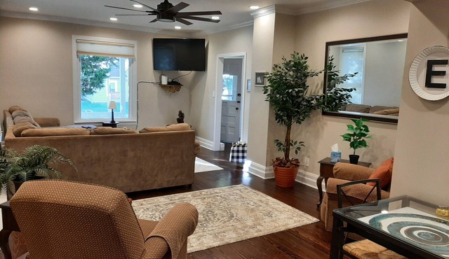 Nice quiet and safe place to stay you will enjoy, nice enclosed porch
