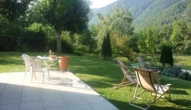 Nice, quiet and wide house ; rental fitted for large family. Near Ax les thermes
