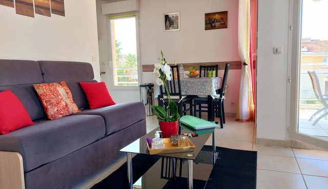 Nice quiet apartment with pool near beach and city.