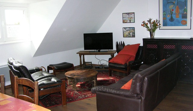 Nice, quiet, bright apartment 100m from the port and beaches