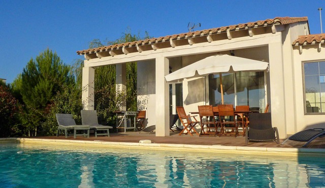 Nice quiet house classified 3* in Narbonne with private overflowing pool