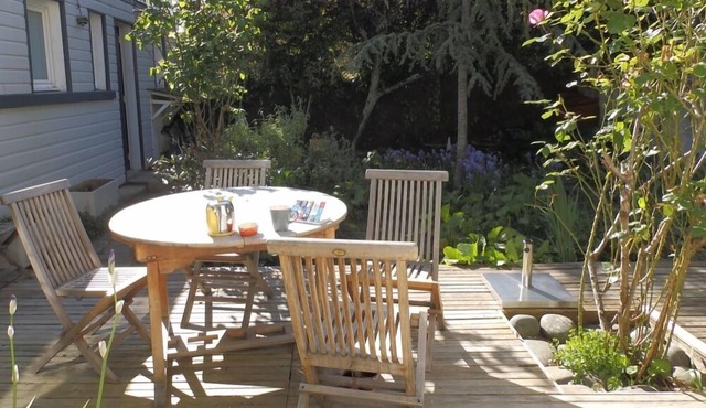 Nice quiet house. Downtown, old port, beach, parks on foot