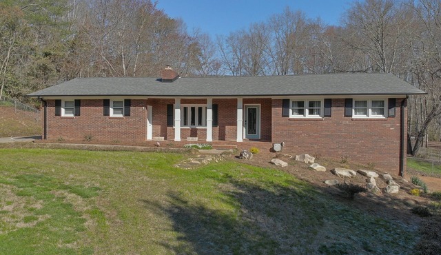 Nice quiet keyless entry home just 25 min to Lake Lure & Chimney Rock with barn