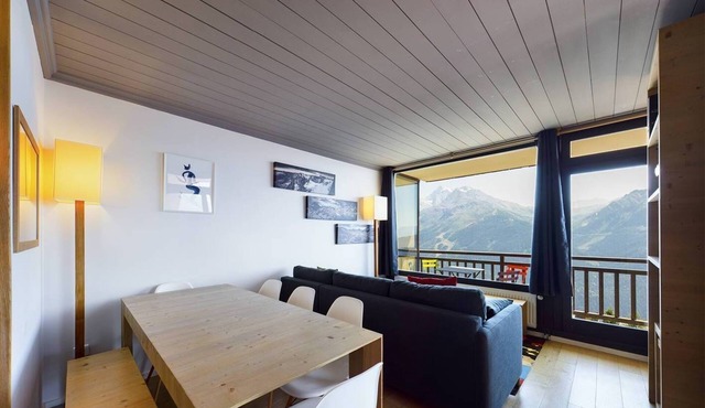 NICE RENOVATED 3 ROOMS APARTMENT