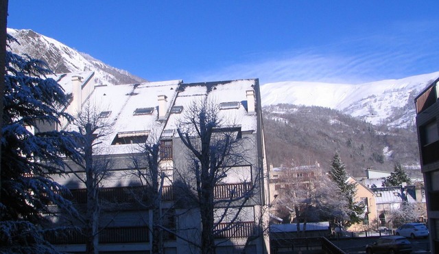 Nice renovated studio in a quiet residence in the center of the village.