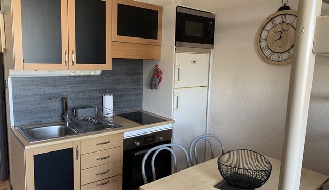 Nice renovated studio in residence facing the sea