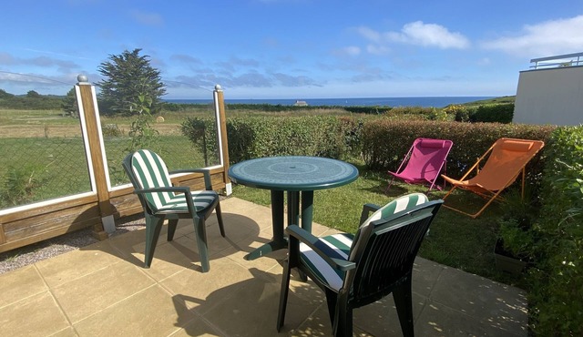 Nice sea view for this quiet apartment 10 minutes walk from the beach.