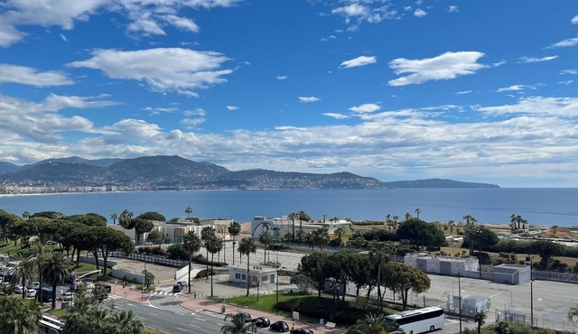 Nice sea view apartment 400m from the beach.