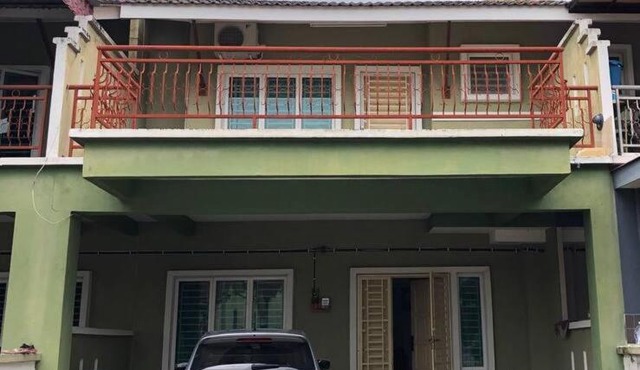 Nice Seremban 2 1/2 storey house with 4 rooms