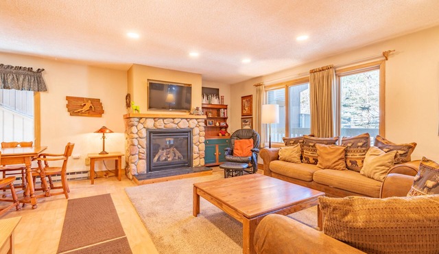 Nice Ski-in/Walk-out condo, sleeps 8, free wifi, & parking.