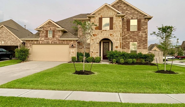 NICE Spacious Modern Home & Beautiful Kitchen; Ms. Pac Man Arcade Game; Foosball