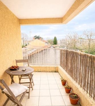 Nice studio apartment with terrace & parking Arceaux