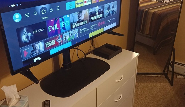 Nice Studio Basement apartment. . FREE PARKING!