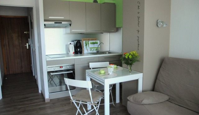 Nice studio. Beautiful location. Nearby sea. Private parking. Swim.Pool. Tennis