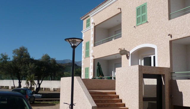 Nice studio, quiet, 2 minutes from the marina of St Florent.