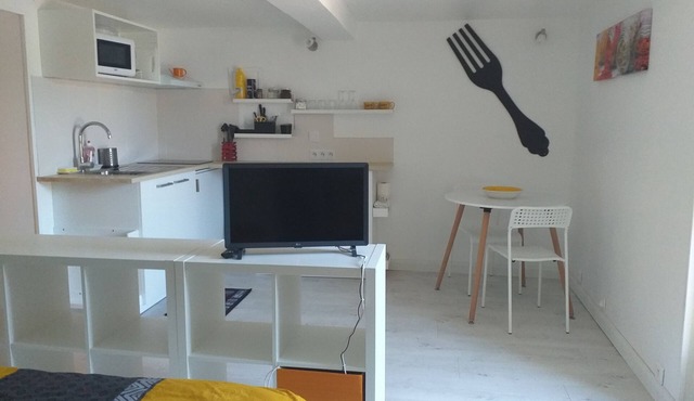 Nice studio with garden, center of Cuers, facing a parking lot