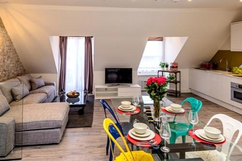 Nice! Stunning Penthouse located on the 3rd floor