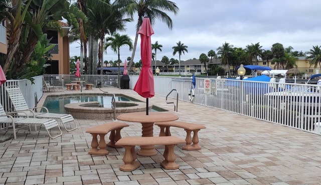 Nice sunset condo in Cape Coral on the canal