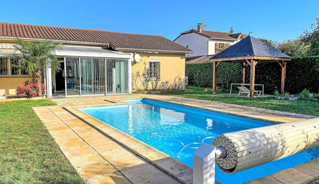 Nice vacation home with beautiful swimming pool north of Tarbes.