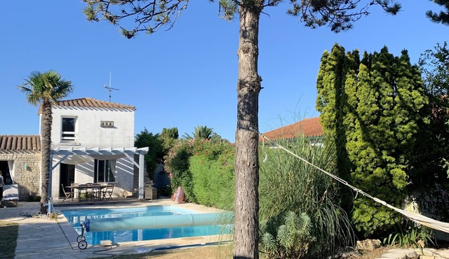 Nice villa in la Bree les bains for 8 people with swimming pool, 300 m from the beach