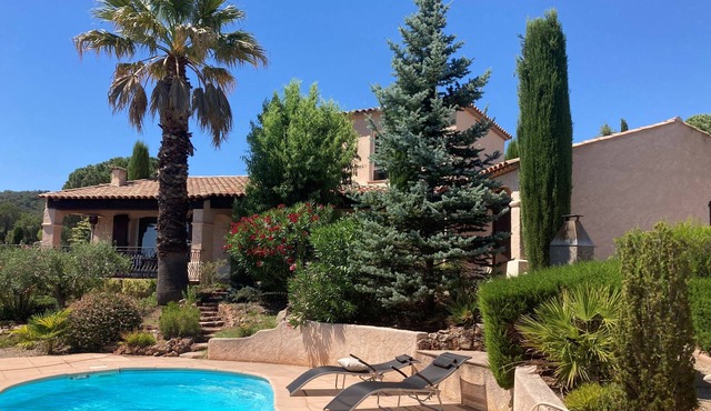 Nice Villa, quiet, swimming pool and garden not overlooked near lake and beaches