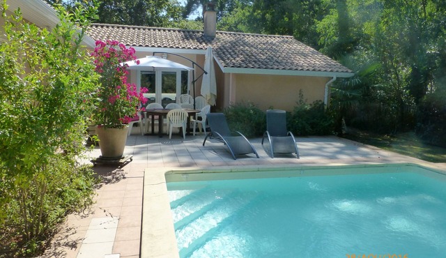 Nice villa very quiet 400m from the beach, with pool and jacuzzi.