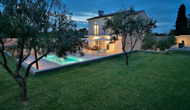 Nice villa with heated swimming pool, 100m from the sea, WiFi, grill